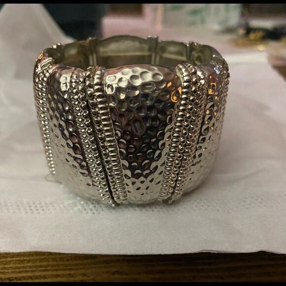 Silvertone metal stretch thick textured bracelet - Picture 1 of 2
